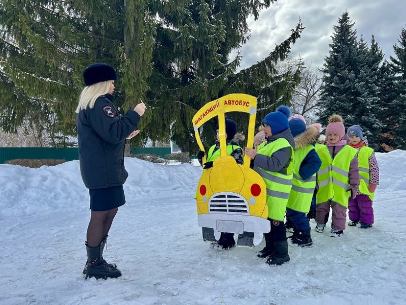 «Шагающий автобус». Сотрудники Госавтоинспекции Лунинского района организовали для дошкольников пешую экскурсию